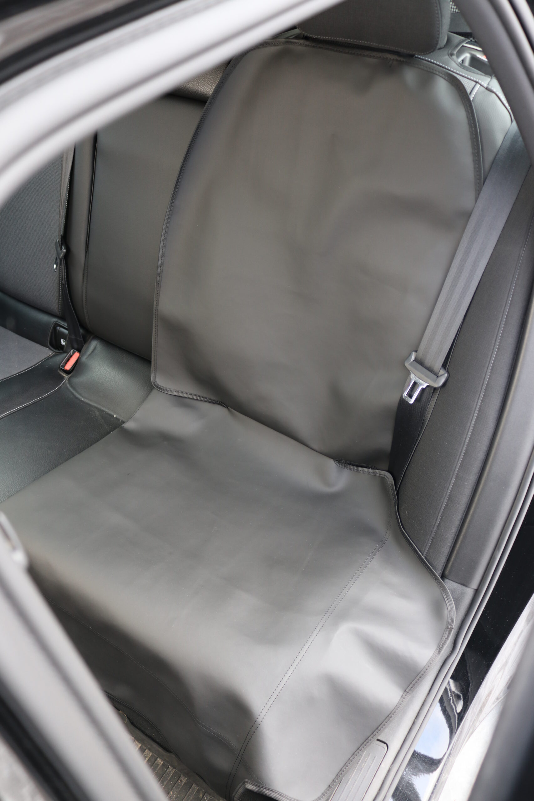 Potkusuoja takapenkille Maxi, keinonahkainen